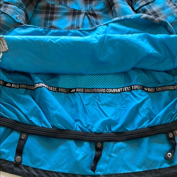 Ride Snowboard Jacket in Blue and Black - Picture 5 of 13